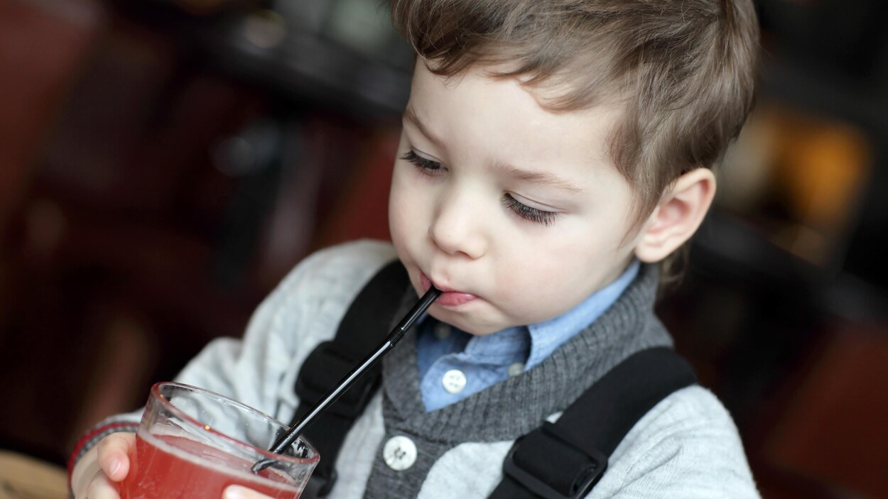 Un enfant boit du jus