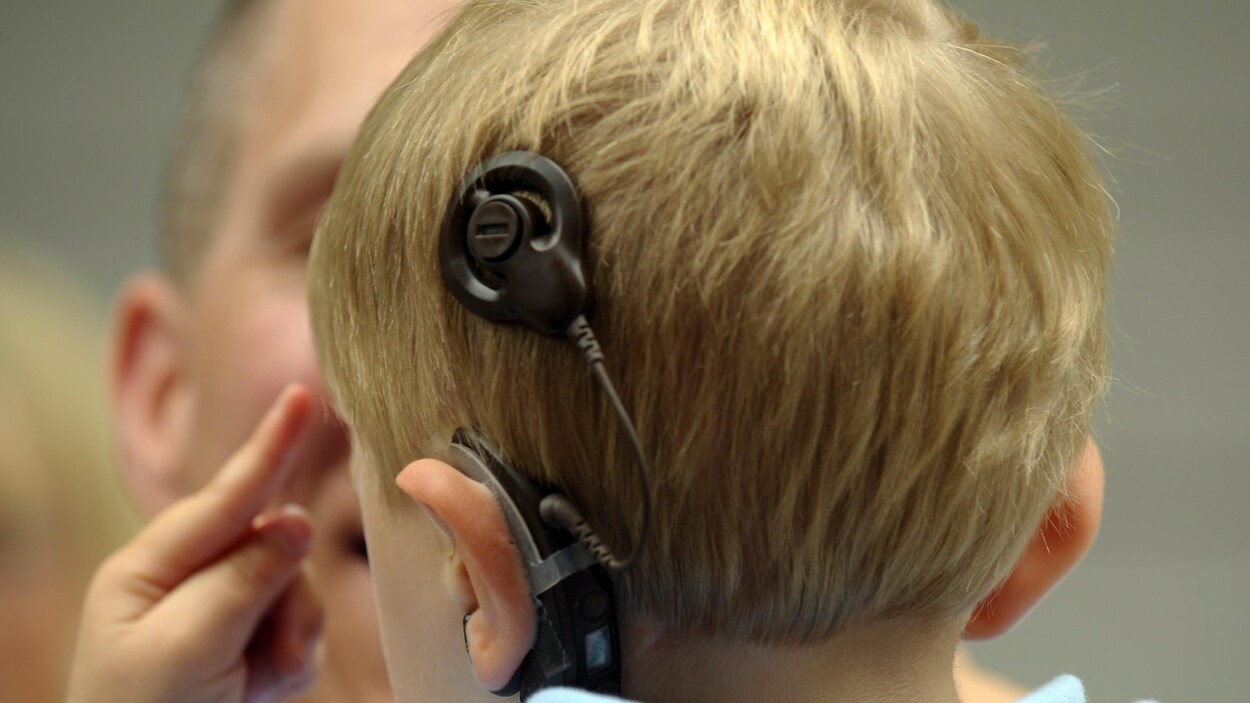 Un enfant malentendant Un enfant malentendant