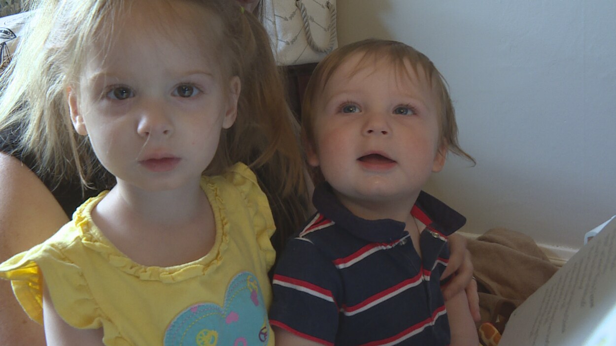 Deux enfants un à côté de l'autre. Deux enfants un à côté de l'autre.