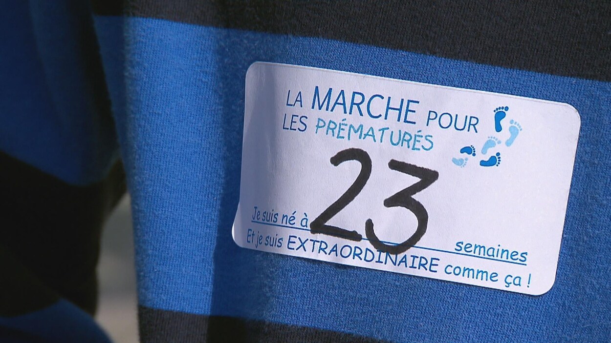 Les enfants présents à la marche de Préma-Québec avaient des autocollants indiquant à quel moment ils sont nés