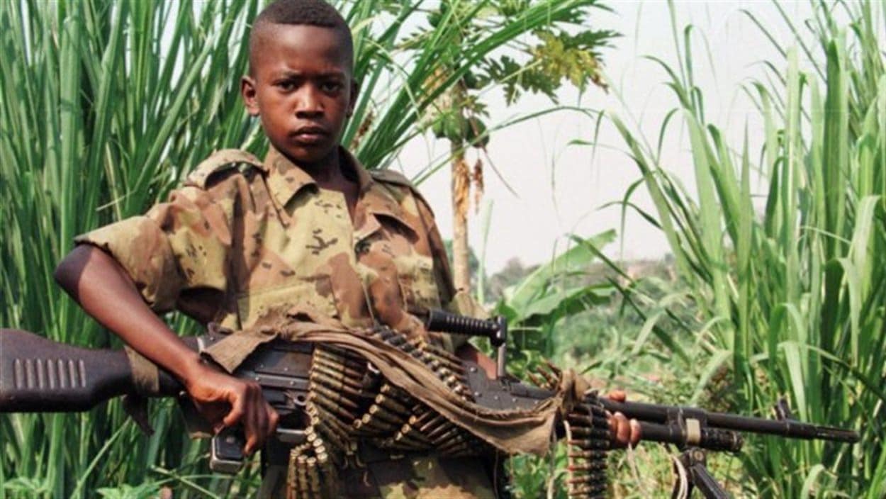 Un enfant soldat en Afrique. Un enfant soldat en Afrique.