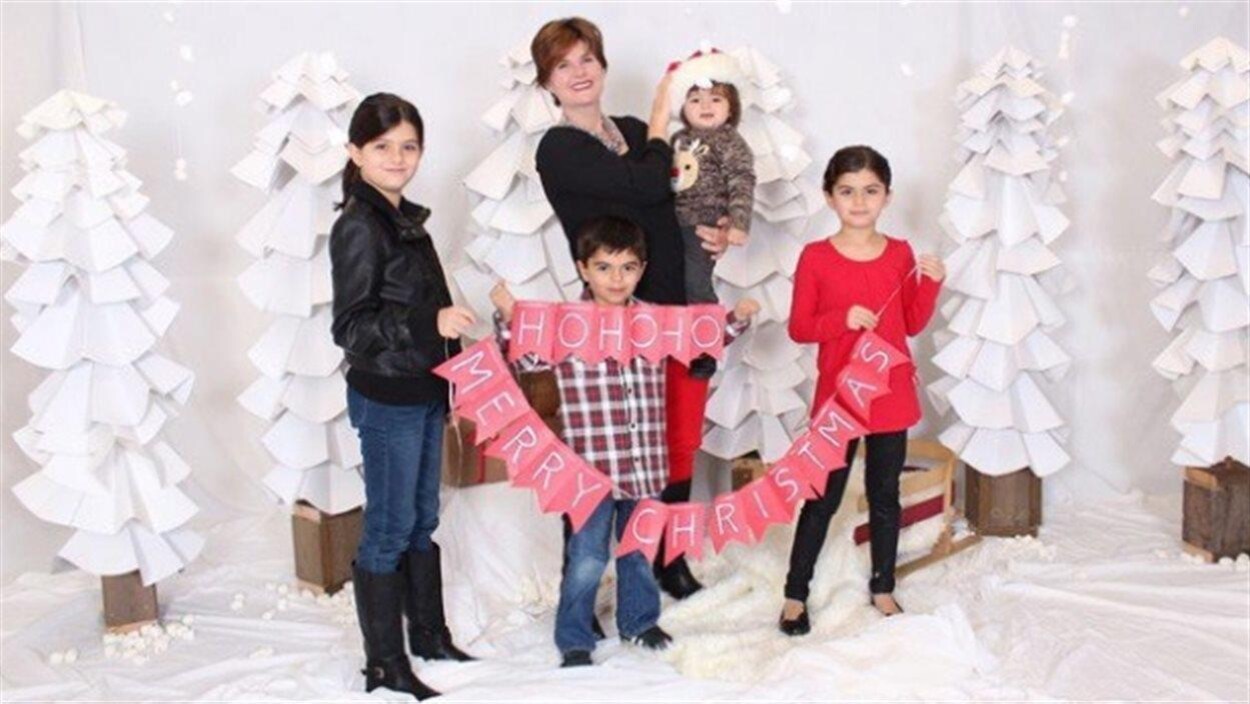 Alison Azer et ses quatre enfants. Alison Azer et ses quatre enfants.