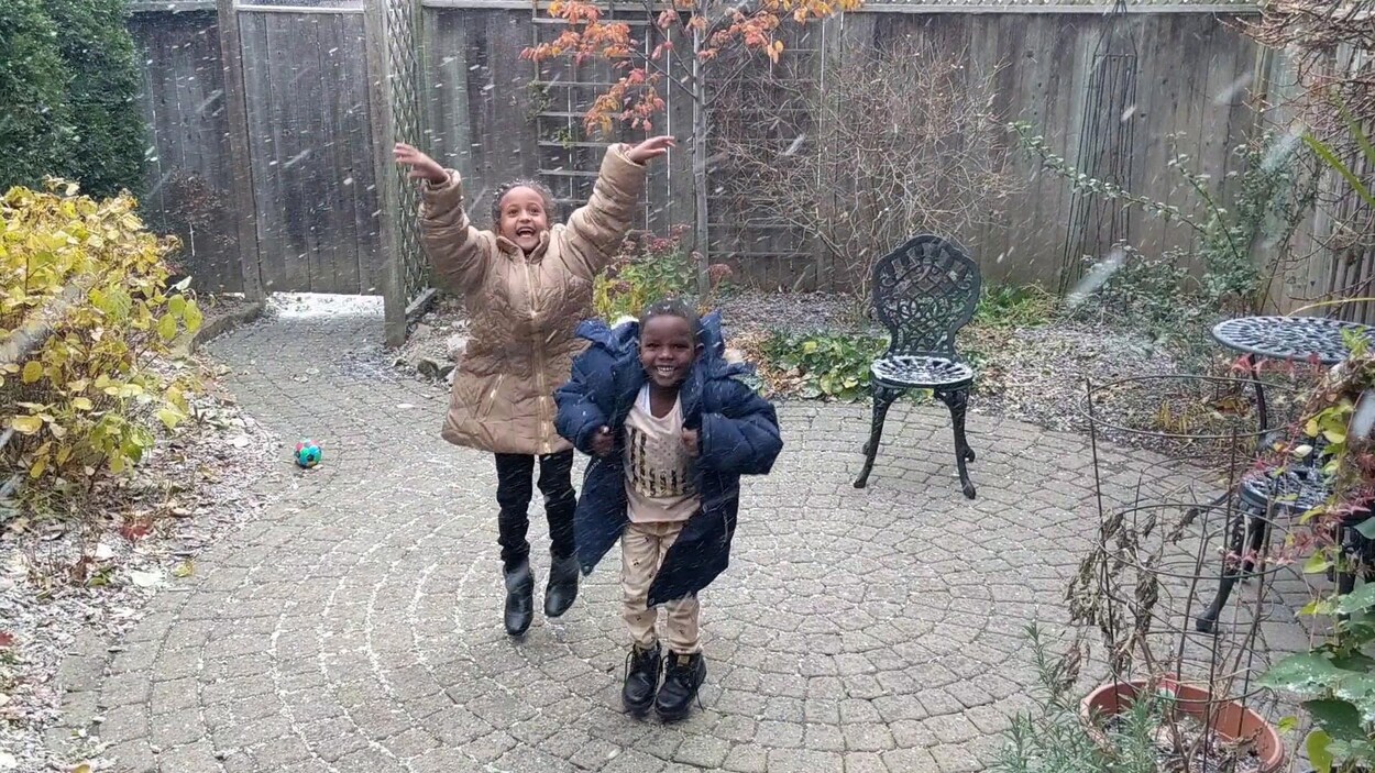 Deux jeunes enfants qui dansent dans la neige. Deux jeunes enfants qui dansent dans la neige.