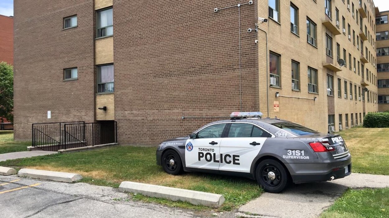 Un véhicule de police devant un immeuble
