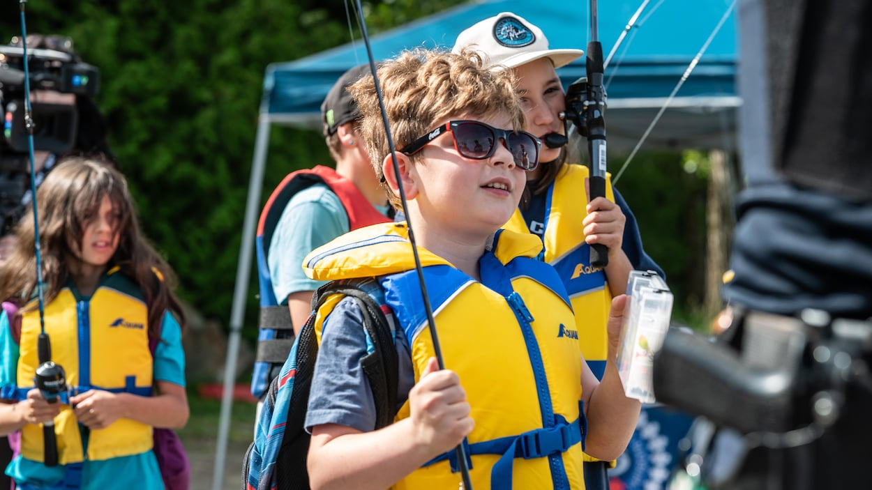 Des enfants pêchent avec la police