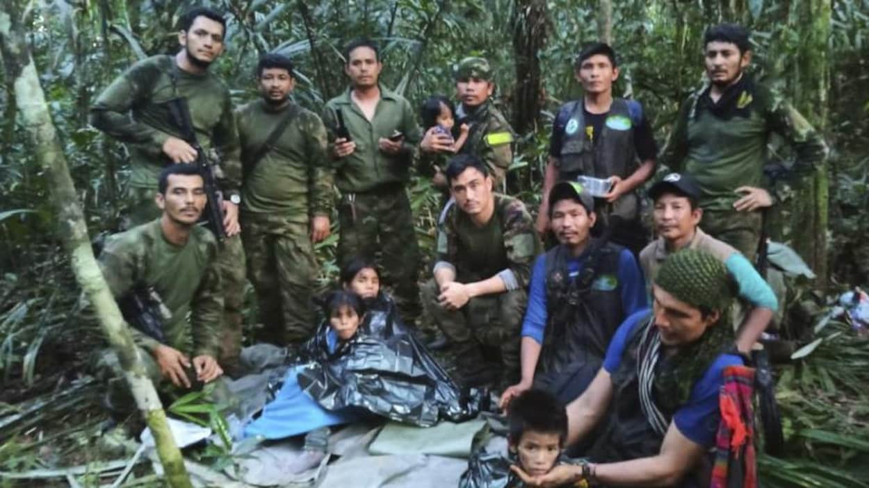 Des hommes posent avec les quatre enfants autochtones disparus après un accident d'avion mortel, dans la jungle de Solano.