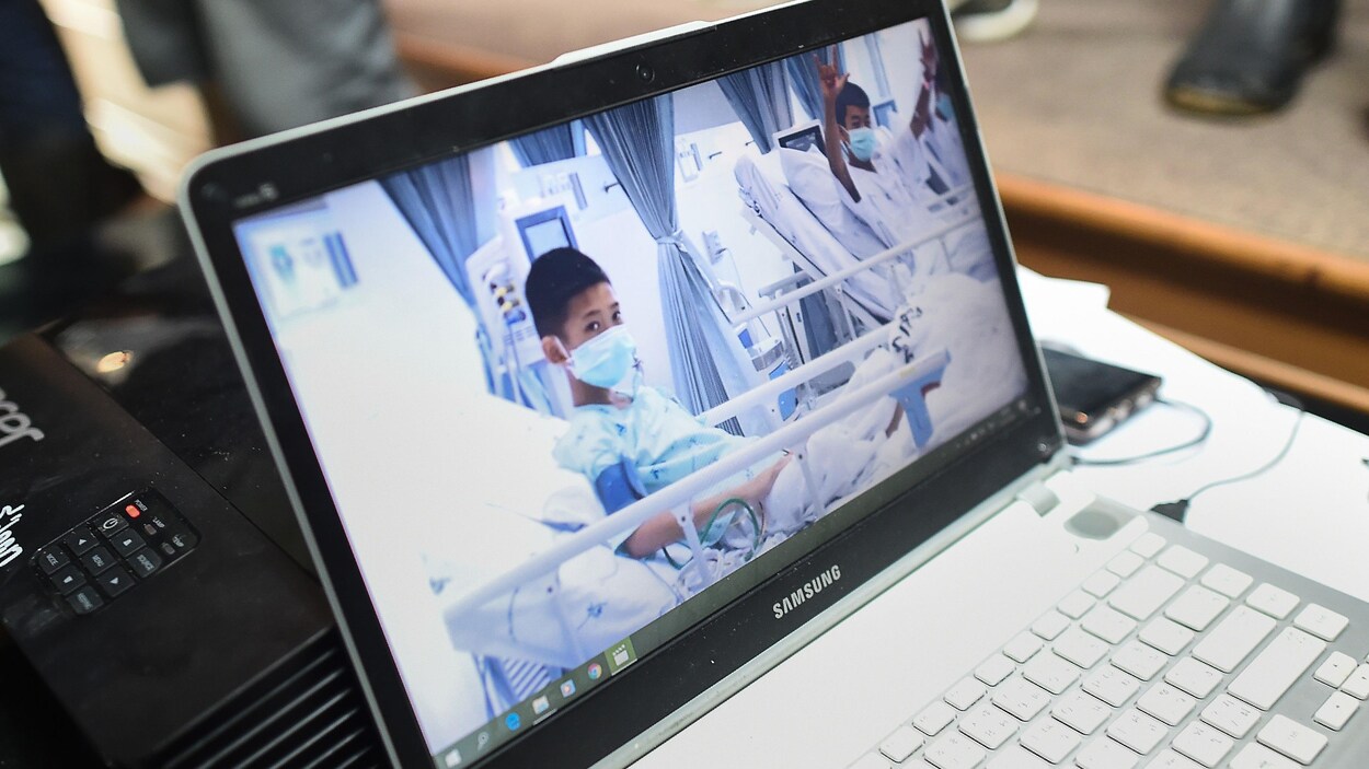 L'image de deux jeunes hospitalisés sur un écran d'ordinateur. L'image de deux jeunes hospitalisés sur un écran d'ordinateur.