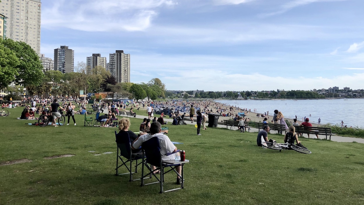 Une foule de monde à la plage d'English Bay, à Vancouver.