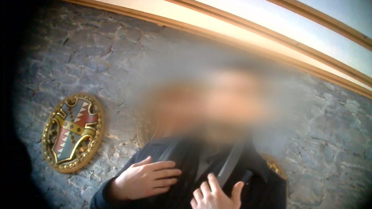 Un courtier immobilier filmé lors d'une opération en caméra cachée.