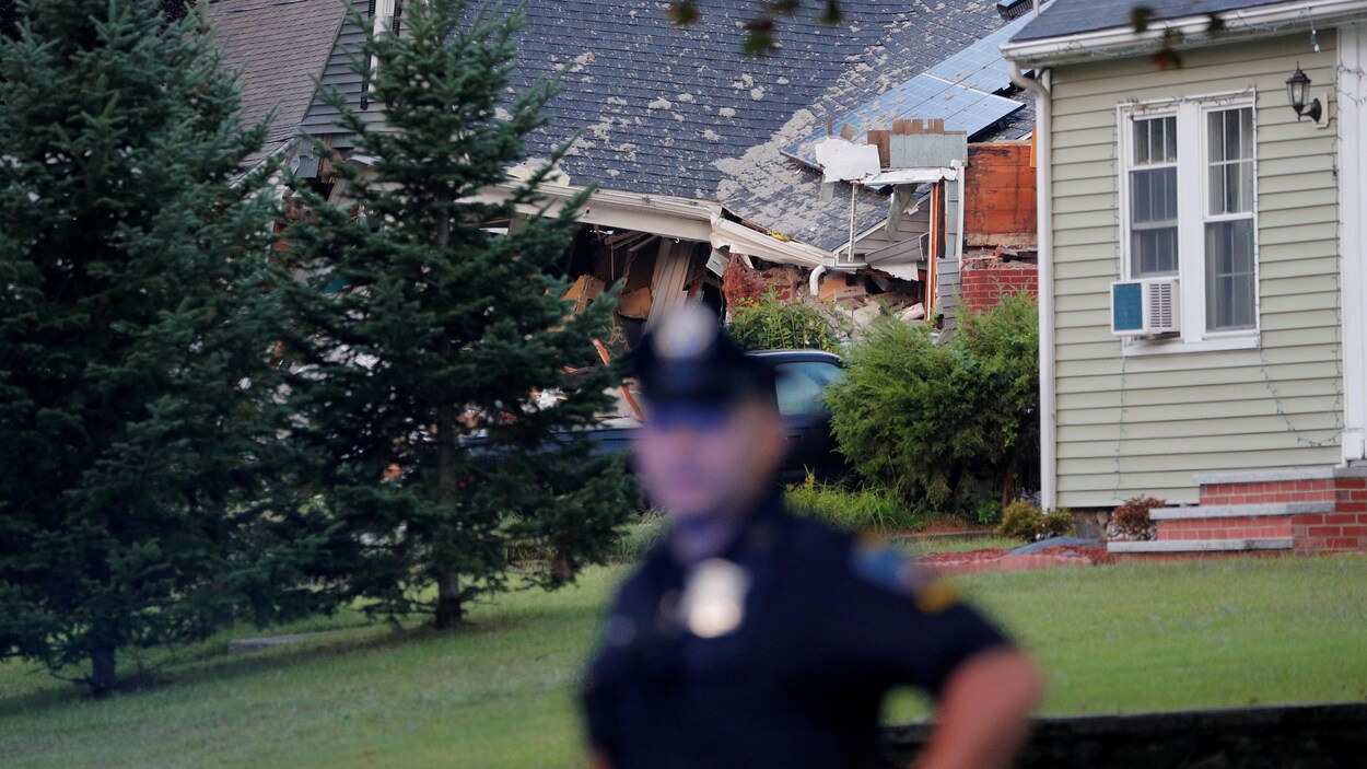 Un policier devant une maison.