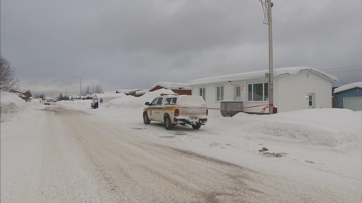 Un véhicule de la Sûreté du Québec est stationné devant une maison.