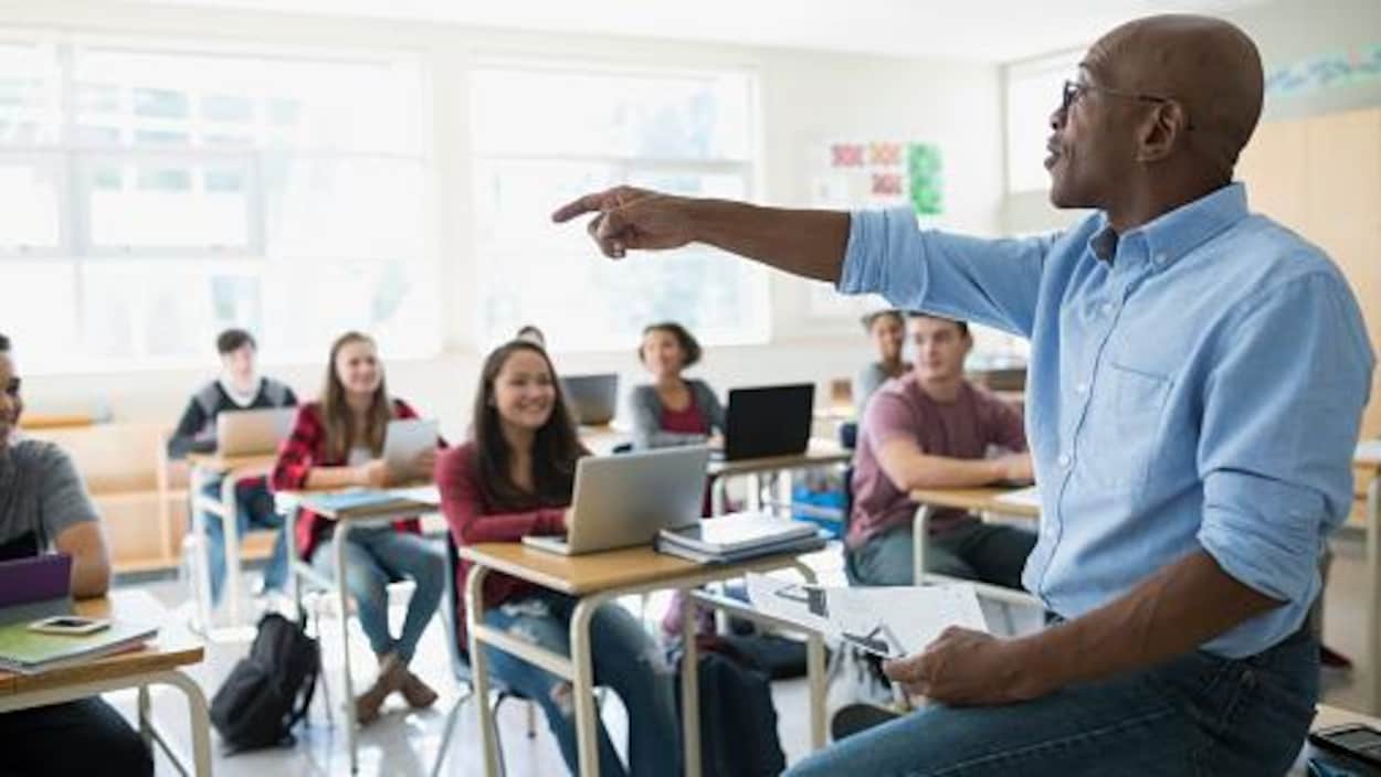 Un enseignant en salle de classe