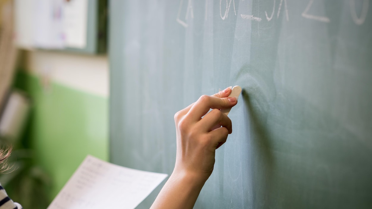 Un groupe de citoyens appelle à la mobilisation pour défendre l'éducation.