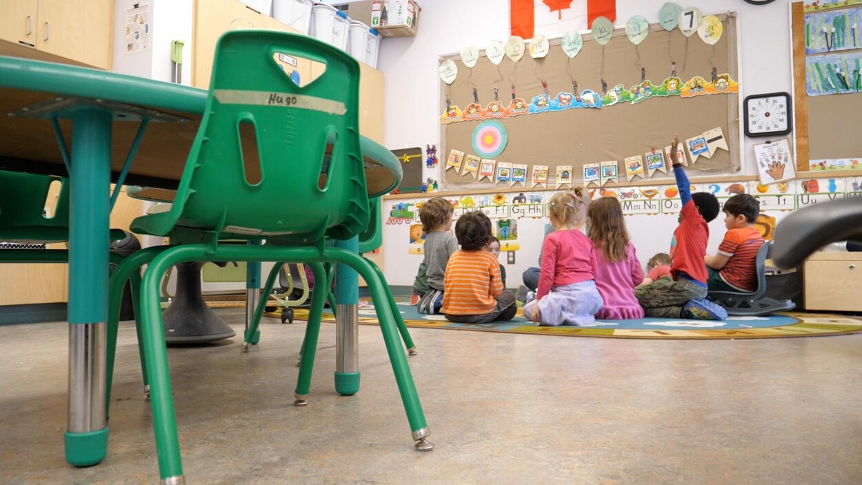 Une enseignante parle à ses élèves dans cette photo d'archive.