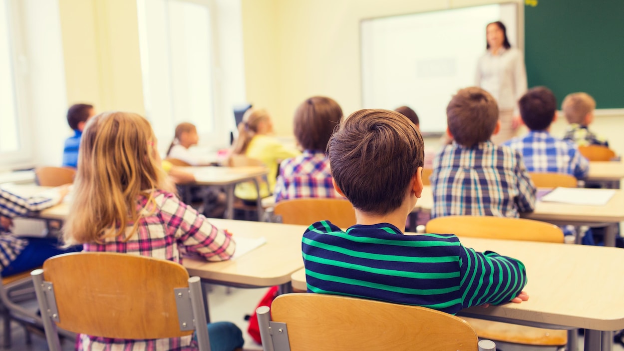 Des élèves assis dans une classe Des élèves assis dans une classe