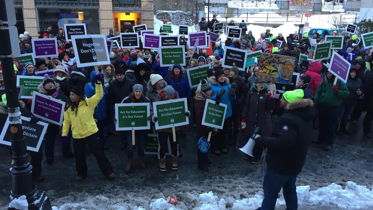 Des enseignants manifestent devant l'Assemblée législative de la Nouvelle-Écosse vendredi matin. Des enseignants manifestent devant l'Assemblée législative de la Nouvelle-Écosse vendredi matin.