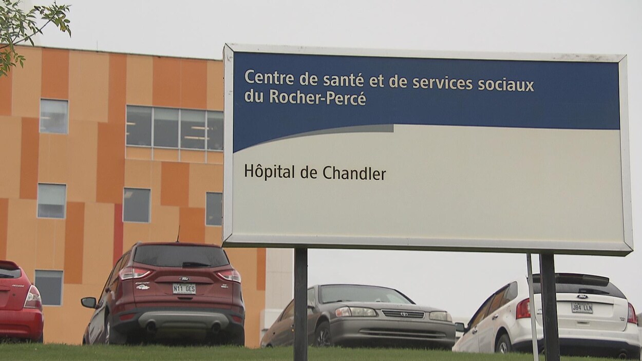 Enseigne de l'hôpital de Chandler installée devant l'édifice.