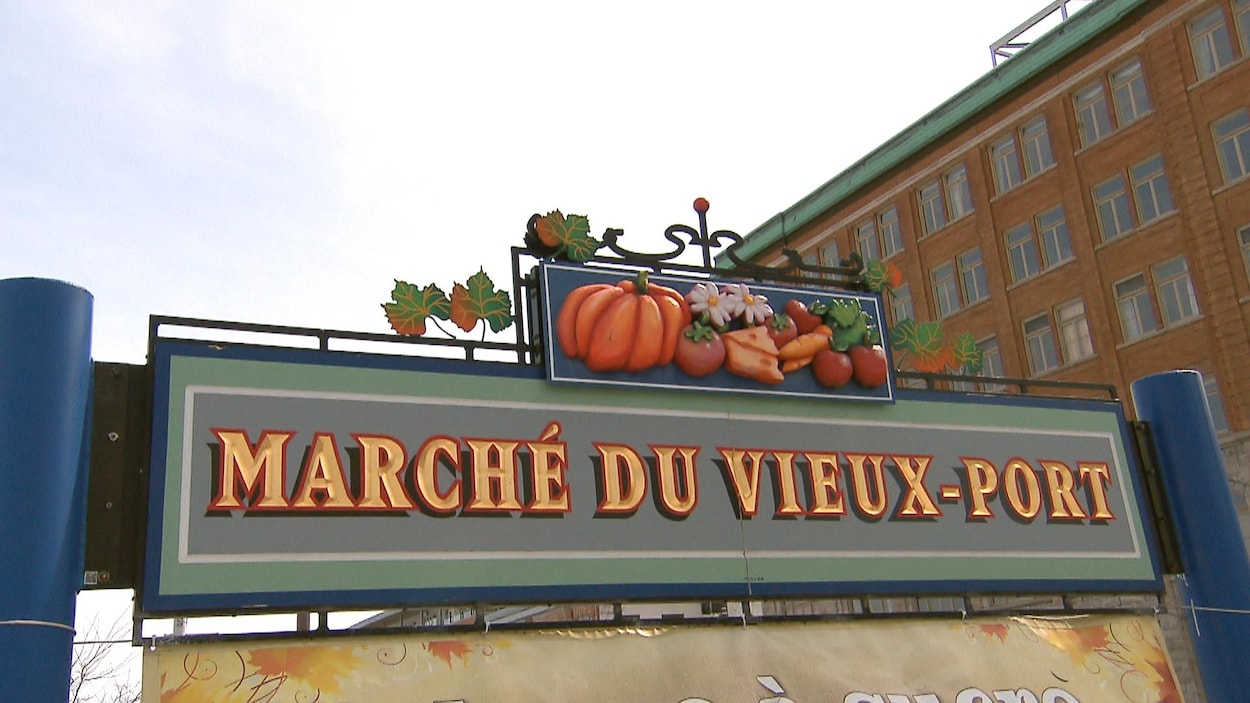 L’enseigne du Marché du Vieux-Port photographiée en contre-plongée.