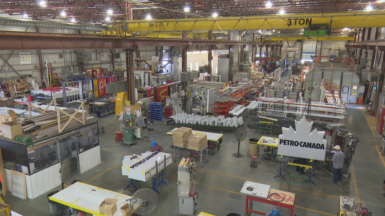 L'entrepôt de l'entreprise avec, notamment des enseignes de McDonald's et de Petro-Canada. L'entrepôt de l'entreprise avec, notamment des enseignes de McDonald's et de Petro-Canada.