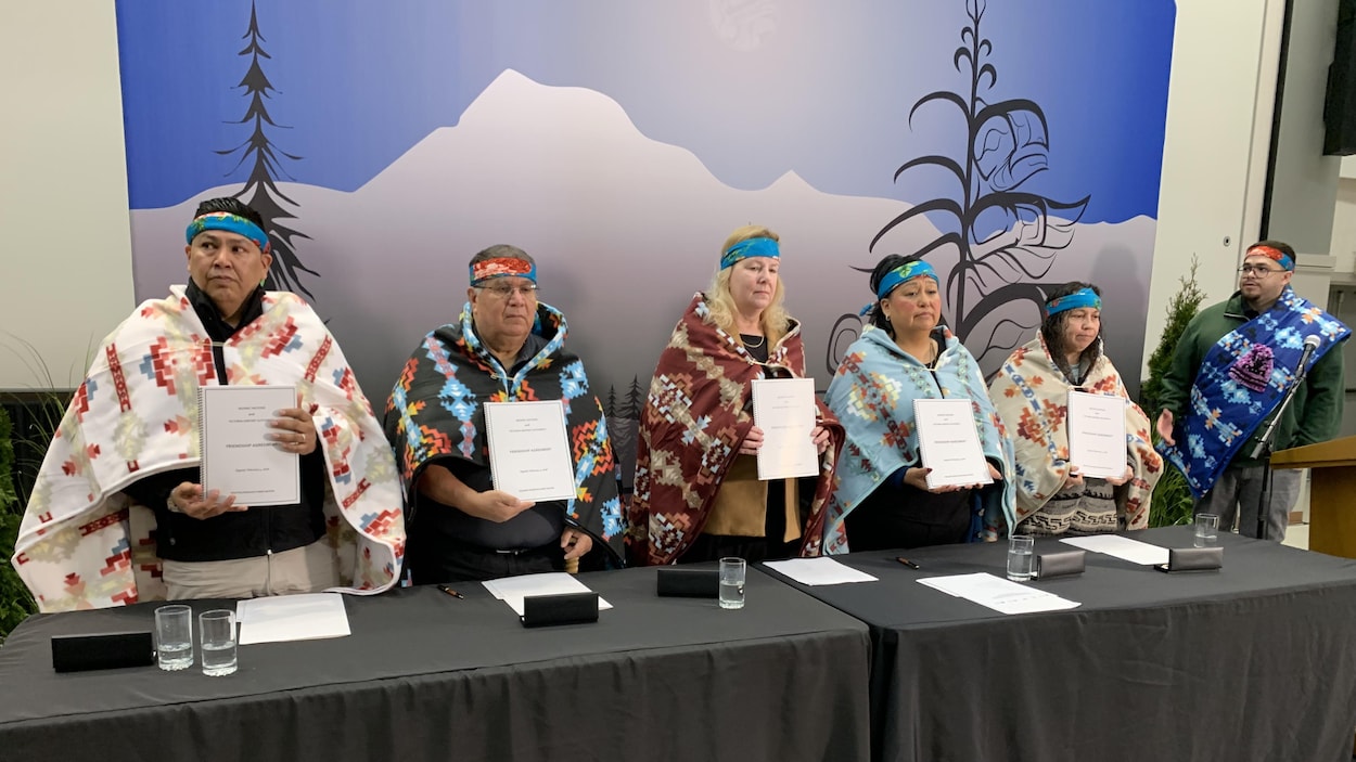 L’aéroport de Victoria et quatre Premières Nations signent une entente d’amitié