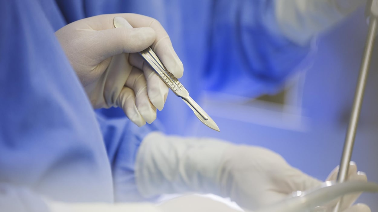 Une patiente réclame 1 M$ à son chirurgien pour une vis brisée laissée dans son corps