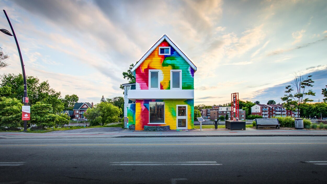 Une maison colorée sur une rue.