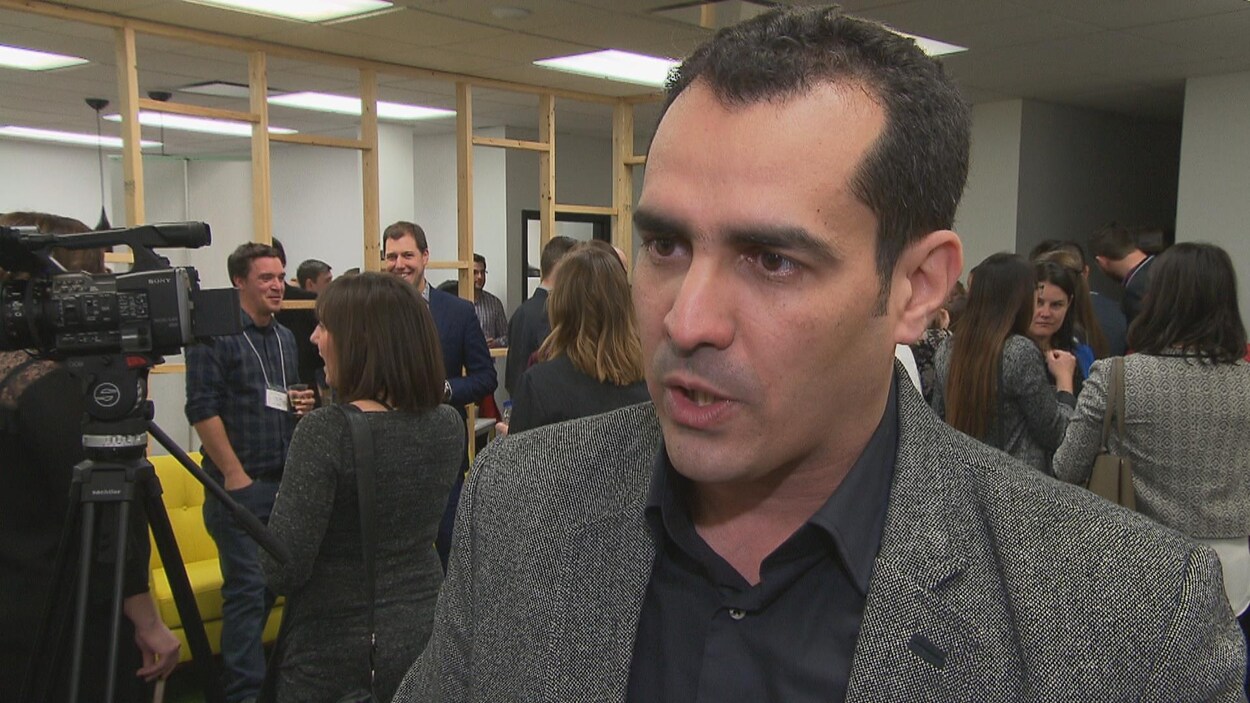 Monsef Derraji, avec une foule derrière lui