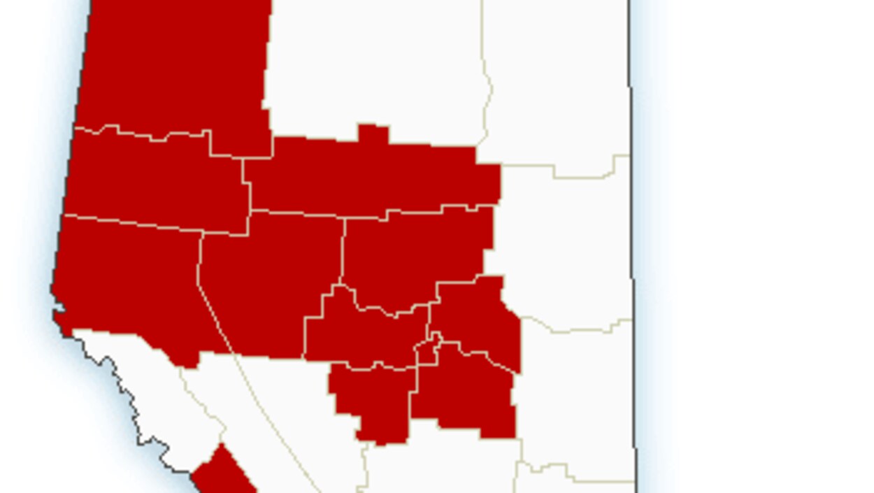 Une carte de l'Alberta où de nombreuses régions du sud et du centre sont en rouge.