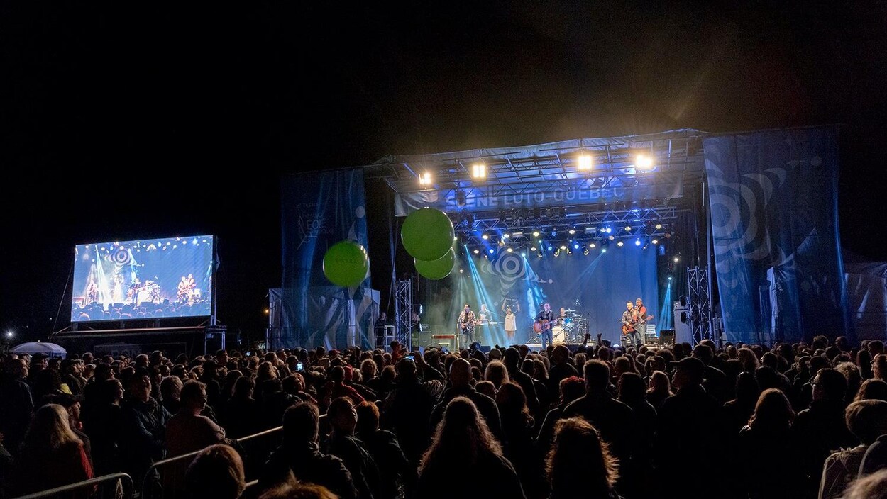 Une foule devant un spectacle en plein-air à Matane Une foule devant un spectacle en plein-air à Matane