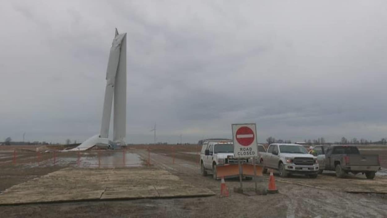 Une éolienne entourée d’une clôture à la suite d’un bris. Une éolienne entourée d’une clôture à la suite d’un bris.