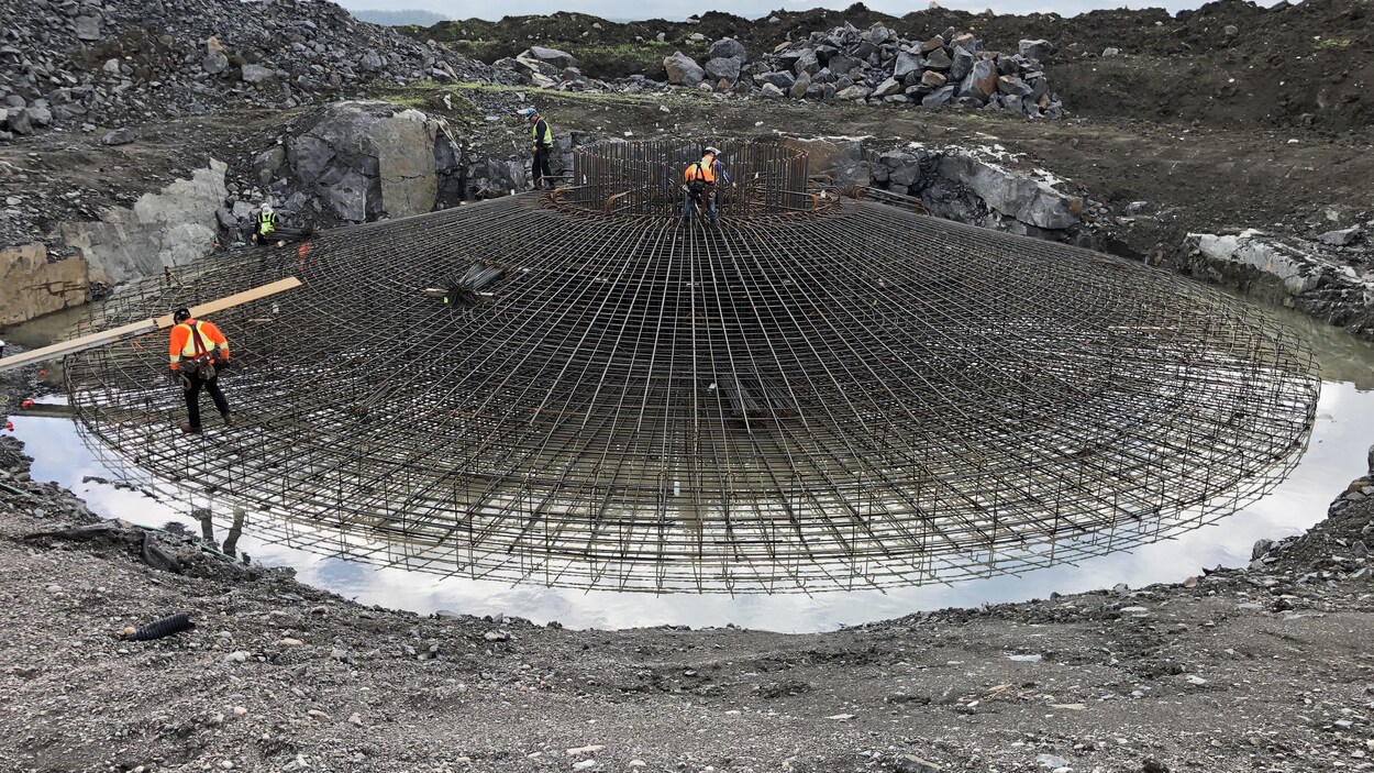 Deux travailleurs au milieu d'une structure.