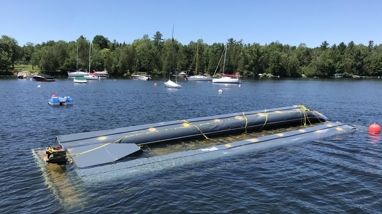 Le dessous d'une maison flottante qui a chaviré sur le lac Memphrémagog.