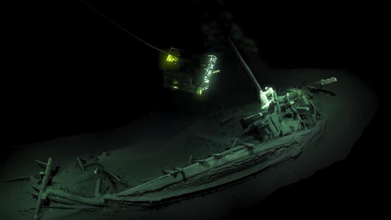 Une épave de bateau au fond de la mer.