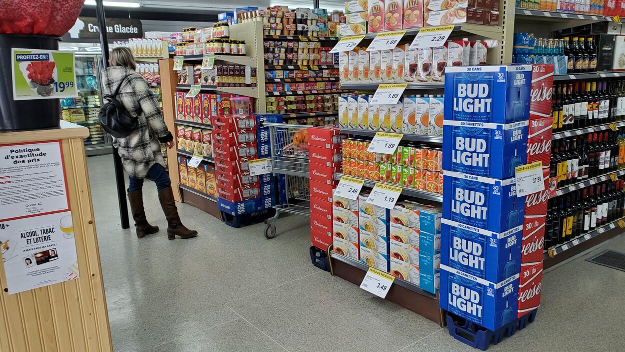 Une femme fait ses courses dans l'épicerie.