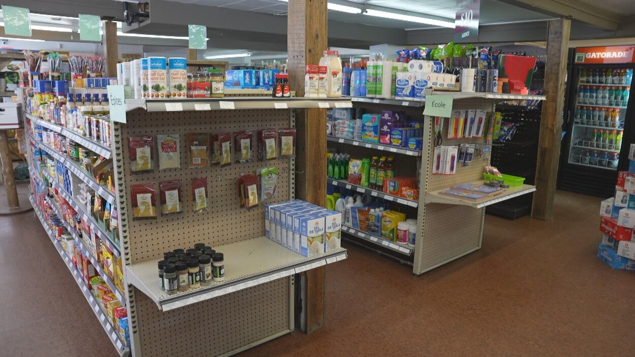Des produits alimentaires et d'entretien sont disposés sur des étagères.
