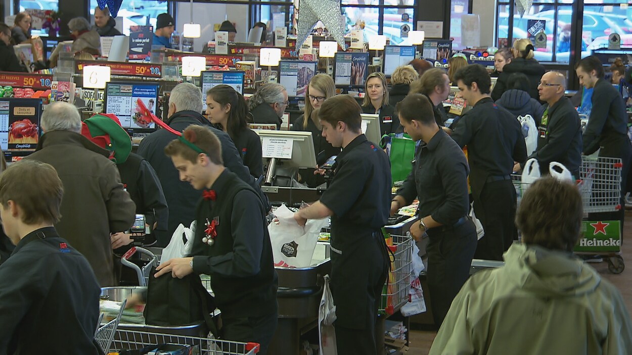 Des emballeurs sont à pied d’œuvre dans une épicerie du secteur Cap-Rouge, à Québec.