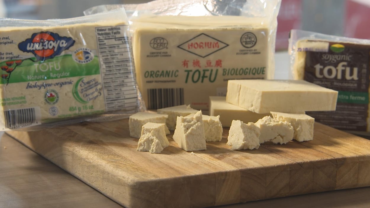 Différents emballages de tofu.