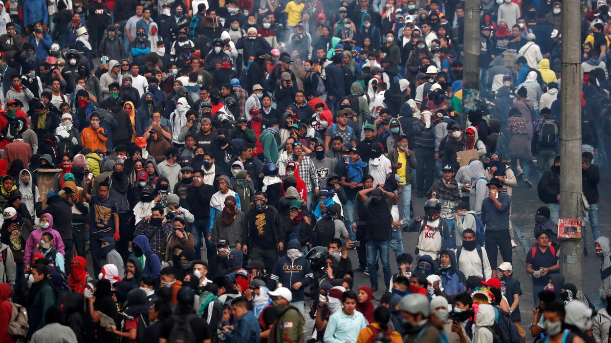 Des manifestants dont certains ont le visage masqué.