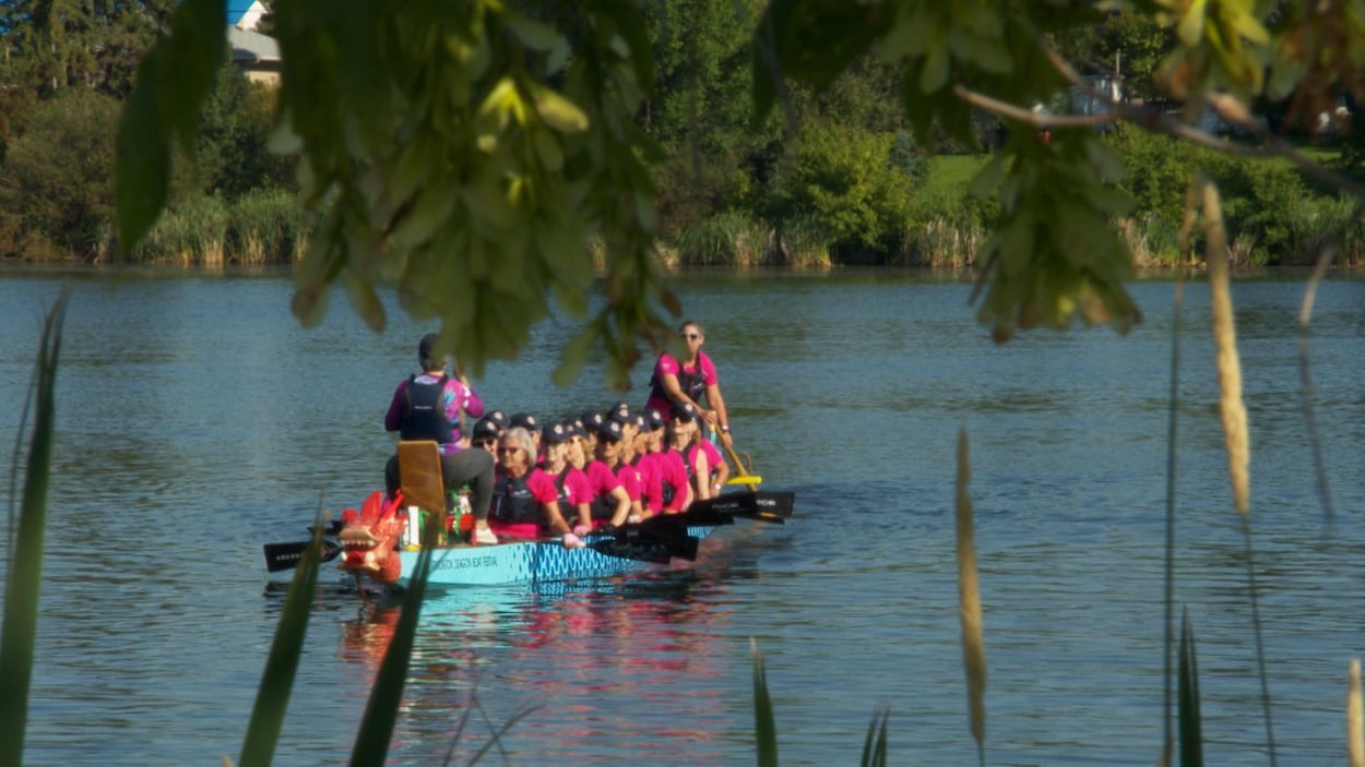 L’équipe Breasties in the Buff participe à leur toute première compétition de bateau-dragon