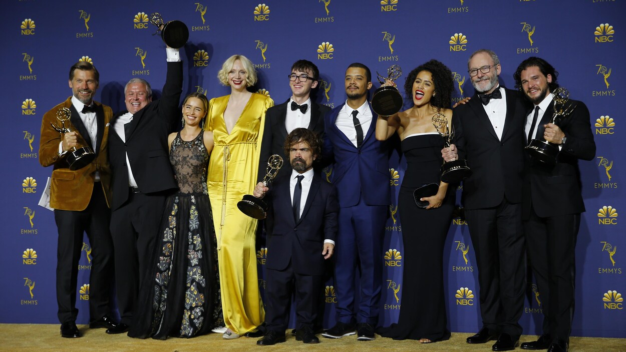 Les acteurs et les actrices de «Game of Thrones» posant devant les photographes.