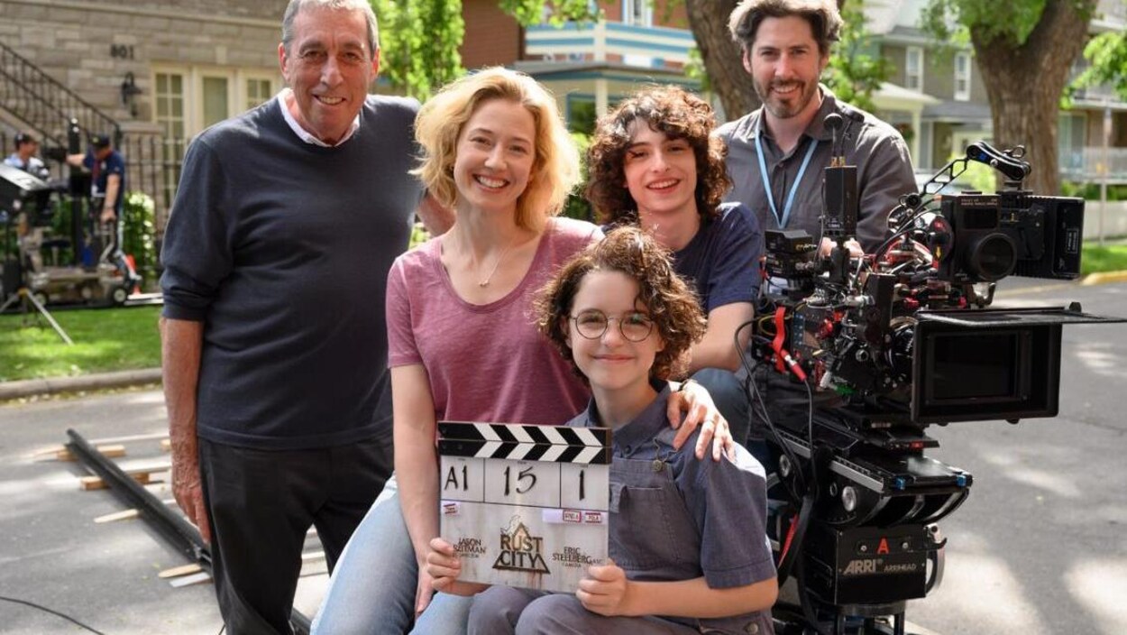 L'équipe du film pose pour une photo de groupe sur l'un des lieux de tournage.