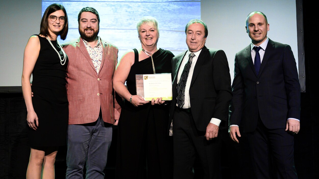 La famille qui vient de recevoir son prix.