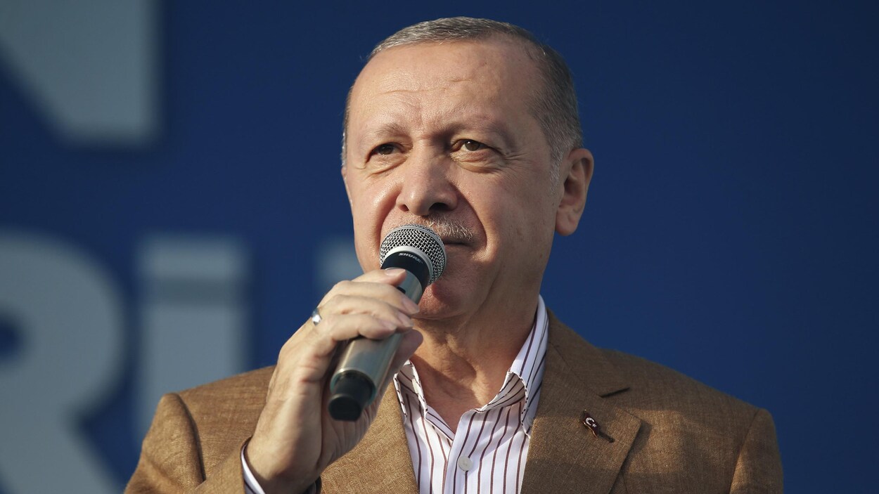 Le président turc Recep Tayyip Erdoga tient un micro.