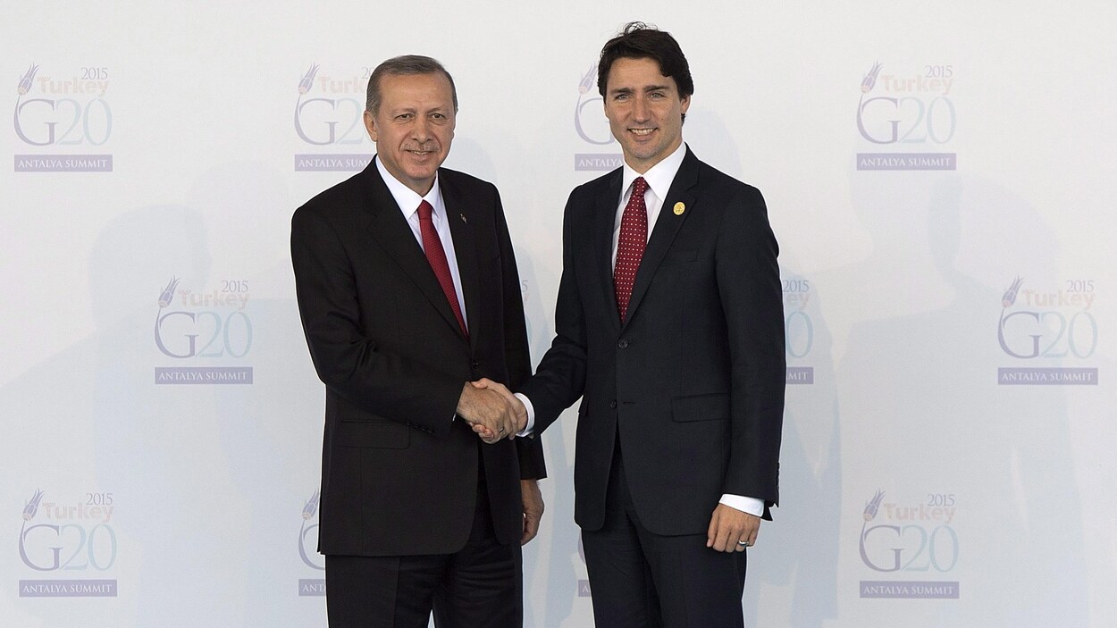 Justin Trudeau et Recep Tayyip Erdogan se serrent la main.