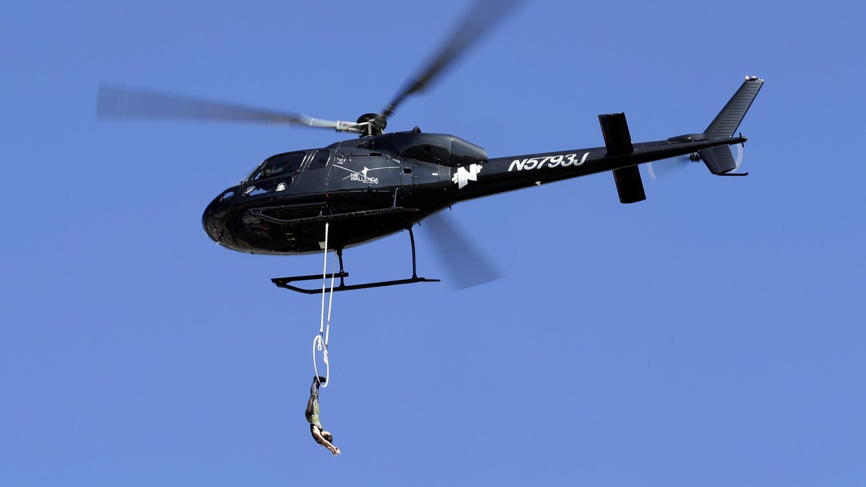 Photo d'Erendira Vasquez Wallenda qui se tient par les pieds à un cerceau suspendu à un hélicoptère