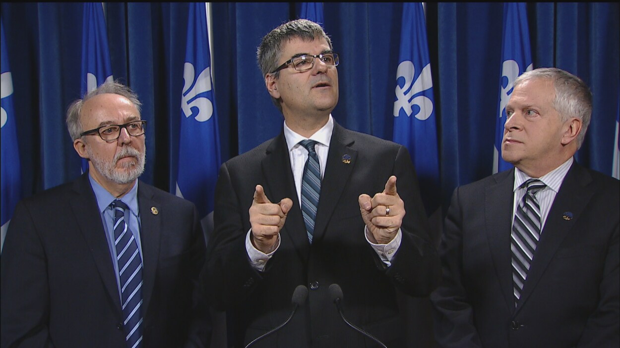 Le député de La Peltrie, Éric Caire, dénonce la lenteur des libéraux dans le dossier du 3e lien.