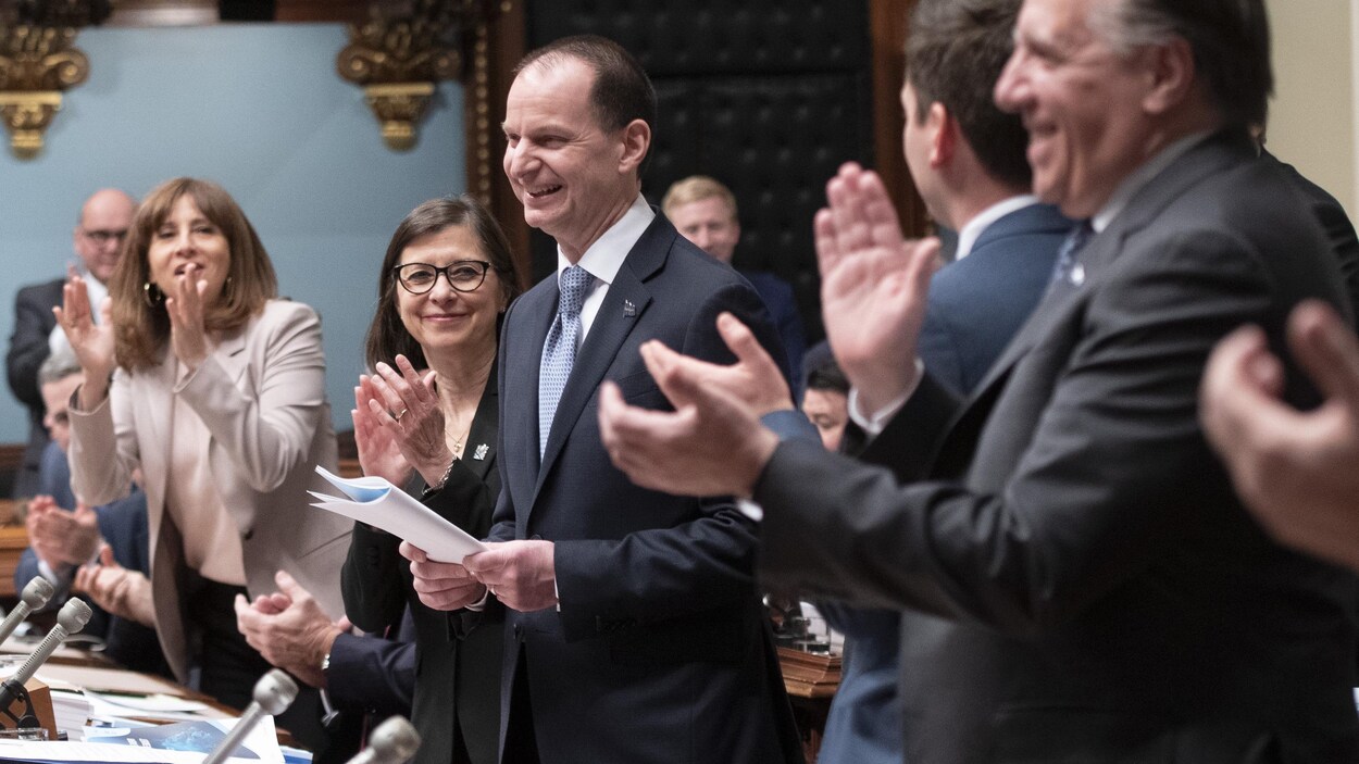 Le ministre est applaudi par les députés.