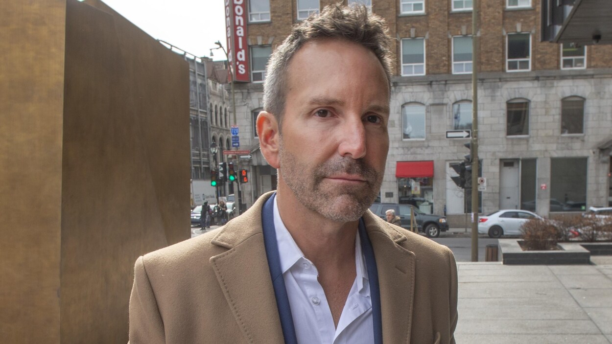 Éric Salvail arrivant au palais de justice de Montréal.