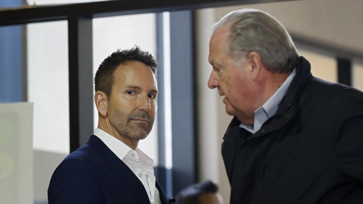 Comparution ce matin d’Éric Salvail, accusé d'agression sexuelle, de harcèlement criminel et de séquestration.  

Photo prise au centre judiciaire Gouin, à Montréal, Québec, Canada.

Sur la photo: (Gauche à droite) Arrivée d’Éric Salvail ce matin. 

Le 30 Sept 2019   2019/09/30

