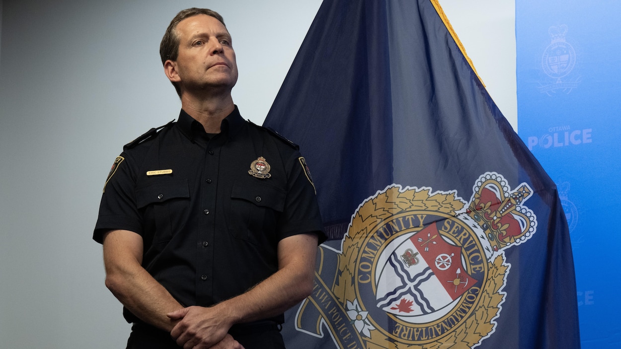 Allégations d’inconduites sexuelles : le chef de police rappelle certains de ses agents à l’ordre